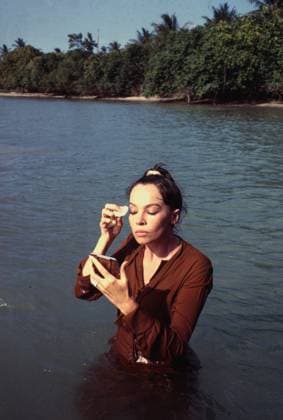 Leslie Caron Fixing MakeUp Actress Leslie Caron fixes her makeup while shooring the film Father Goose Ocho Rios, St Anne Jamaica  Copyright: xLeoxFuchsx R0448-Caron-FG