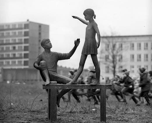Johannes Belz, Bildhauer aus Karl-Marx-Stadt Karl-Marx-Stadt Johannes Belz (* 28. Januar 1925 in Kratzig; 4. März 1976 in Karl-Marx-Stadt) war ein deutscher Bildhauer. Zahlreiche Skulpturen im öffentlichen Raum von Chemnitz tragen noch heute seine Handschrift und erfreuen Bürger und Gäste. Zu den für jedermann sichtbaren Arbeiten gehören Brunnenplastiken in der Strasse der Nationen, der Don Quichotte im Opernhaus und der 2023 restaurierte Klapperbrunnen am Busbahnhof. Im Bild: Skulptur aud dem Gelände der TH. Karl-Marx-Stadt Sachsen Deutschland *** John Belz, sculptor from Karl Marx City Karl Marx City John Belz * 28 January 1925 in scratchy 4 March 1976 in Karl Marx City was a German sculptor Numerous Sculptures at public Roo BelzJohann5160371