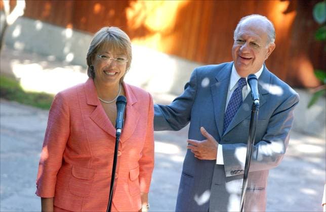 Newly elected President Michelle Bachelet meets with President Ricardo Lagos in Santiago Newly elected Chilean President Michelle Bachelet and Chile s outgoing President Ricardo Lagos give a joint press conference after their meeting in Bachelet s private residence in Santiago, Chile on January 16, 2006. Chilean people elected Socialist Party member Michelle Bachelet to be its first woman president last Sunday. Photo by Axelle de Russe ABACAPRESS.COM Santiago Chile  Copyright: xDexRussexAxelle ABACAx 90058_08 DexRussexAxelle ABACAx 90058_08