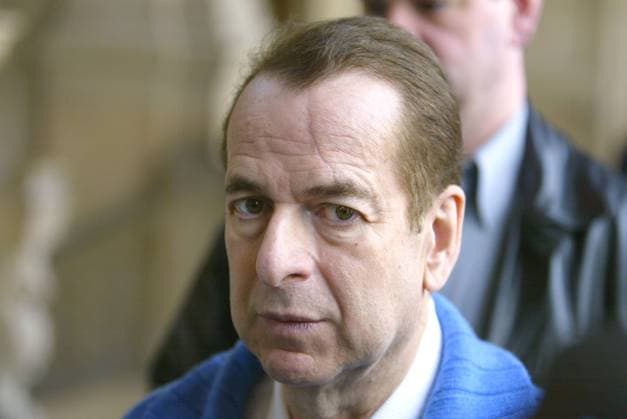 59291 13 French author Paul-Loup Sulitzer arrives sitting in a wheelchair at the courthouse in Paris-France on April 28, 2004. He is accused of family abandonment by his wife Delphine. Photo by Hounsfield Gorassini ABACA.  Copyright: xGorassini-Hounsfield ABACAx 59291_13 Gorassini-Hounsfield ABACAx 59291_13