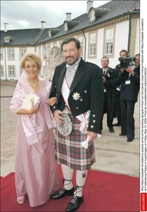 Dänische Königin Mary trauert um ihren Vater John Dalgleish Donaldson, Archivbilder #2 60080 134 Miss Mary Elizabeth Donaldson s parents arrive at the wedding banquet of their son the Danish Crown Prince Frederik with Mary Elizabeth Donaldson at Fredensborg Palace in Copenhagen on Friday, May 14, 2004. Photo by Hounsfield-Klein-Zabulon ABACA  Copyright: xHounsfield-Klein-Zabulon ABACAx 60080_134 Hounsfield-Klein-Zabulon ABACAx 60080_134