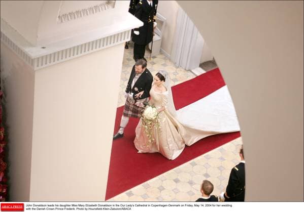 Dänische Königin Mary trauert um ihren Vater John Dalgleish Donaldson, Archivbilder #2 60080 80 John Donaldson leads his daughter Miss Mary Elizabeth Donaldson in the Our Lady s Cathedral in Copenhagen-Denmark on Friday, May 14, 2004 for her wedding with the Danish Crown Prince Frederik. Photo by Hounsfield-Klein-Zabulon ABACA  Copyright: xHounsfield-Klein-Zabulon ABACAx 60080_80 Hounsfield-Klein-Zabulon ABACAx 60080_80