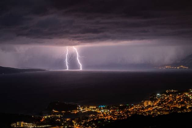 Bilder des Jahres 2023, News 08 August News Themen der Woche KW31 News Bilder des Tages Adriatic Sea Lightnings Strikes Lightnings strike in the sea off the shore of Makarska, Croatia on August 5, 2023. MatkoxBegovic PIXSELL