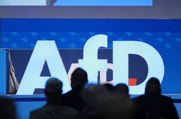 Magdeburg, Sachsen-Anhalt, Deutschland, 05.08.2023: AfD-Europawahlversammlung, AfD-Logo, davor Delegierte *** Magdeburg, Saxony Anhalt, Germany, 05 08 2023 AfD European election meeting, AfD logo, before delegates Copyright: xdtsxNachrichtenagenturx dts_20957