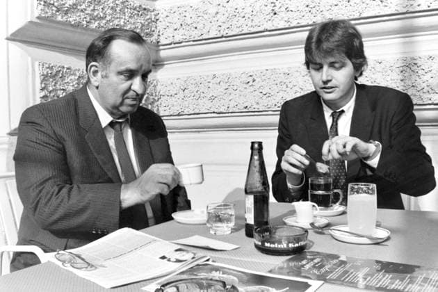 Fred SINOWATZ: Frühstück im Cafe LANDTMANN xx. Mai 1983, Cafe Landsmann Wien Fred SINOWATZ, Gerhard ZEILER ZEILER über SINOWATZ: Er war sehr sportlich und er hat es auch jedem gesagt, dass er begeisterter Fußballer ist. Im Neufelder See ist er geschwommen. Er war sehr sportinteressiert. Dass er auch Sportminister sein durfte, das hat er schon sehr genossen , so Zeiler. Teil seines Repertoires war auch die Angabe, wie und wieviel Kilos er abgenommen hatte. Das tat er auch aufgrund seiner Diabetes. Aber er hat gern gegessen. Und er konnte das auch genießen. Er hat sich gerne ein Brathendl bestellt. Wir mussten dann alle mitessen. Das hat das schlechte Gewissen gelindert. https: bglv1.orf.at magazin imland mahlzeit stories 30146 Z101000050_050823_02jpeg