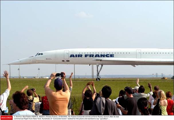 46203 03 Ammar Abd Rabbo ABACA. 46203-3. Roissy-France, 31 05 2003. Air France Concorde arrives at Paris Roissy airport after its last commercial flight from New York. Hundreds of Concorde lovers waited for the plane and wanted to say goodbye...  Copyright: xBalkisxPress ABACAx 46203_03 BalkisxPress ABACAx 46203_03