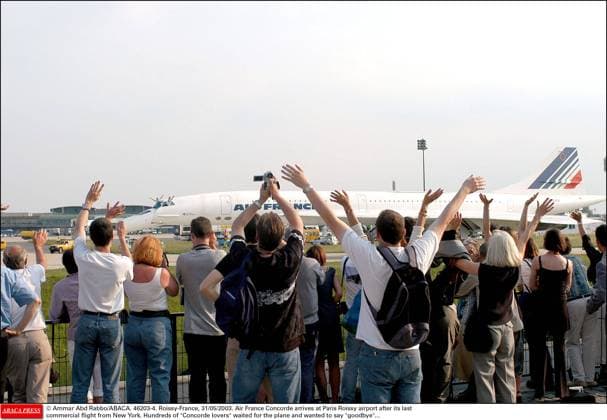 46203 04 Ammar Abd Rabbo ABACA. 46203-4. Roissy-France, 31 05 2003. Air France Concorde arrives at Paris Roissy airport after its last commercial flight from New York. Hundreds of Concorde lovers waited for the plane and wanted to say goodbye...  Copyright: xBalkisxPress ABACAx 46203_04 BalkisxPress ABACAx 46203_04