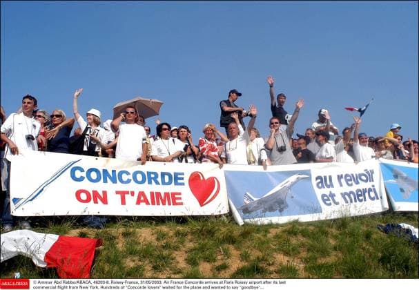 46203 08 Ammar Abd Rabbo ABACA. 46203-8. Roissy-France, 31 05 2003. Air France Concorde arrives at Paris Roissy airport after its last commercial flight from New York. Hundreds of Concorde lovers waited for the plane and wanted to say goodbye...  Copyright: xBalkisxPress ABACAx 46203_08 BalkisxPress ABACAx 46203_08