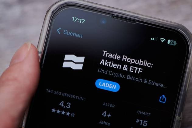 Mainz, Deutschland - 02. August 2023: Icon der Trade Republic App auf einem deutschen Smartphone im App Store *** Mainz, Germany 02 August 2023 Icon the Trade Republic App at a Germans Smartphone at App Store 1103501032