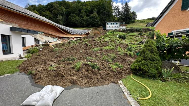 Bilder des Jahres 2023, News 08 August News Themen der Woche KW31 Ein schwerer Murenabgang sorgt für eine Evakuierung mehrerer Menschen der Ortschaft Sankt Johann im Saggautal. Mitten im Ort löste sich auf Grund der extremen Regenfälle eine große Mure und beschädigte mehrere Häuser. Ein Haus stürzte komplett ein, ein weiteres Haus wurde unterspült. Ein drittes Haus wurde ebenfalls massiv beschädigt und ist Einsturzgefährdet. Der Dachstuhl des Hauses wurde mehrere Meter nach vorn verschoben und droht auf die Straße zu stürzen. Ziegelsteine aus der Giebelwand wurden herausgerissen. Am Sonntagnachmittag durften die Anwohner ihre letzten Sachen aus dem Haus herausholen. Sie mussten in einer neuen Bleibe ziehen. Die Feuerwehr sperrte den Bereich weiträumig ab. Hunderte Kubikmeter an Erdreich ist in Bewegung ge