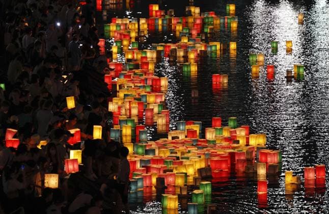 Bilder des Jahres 2023, News 08 August News Themen der Woche KW31 78th A-bomb anniversary in Hiroshima Lanterns are floated on the Motoyasu River in Hiroshima on Aug. 6, 2023, in memory of the victims of the U.S. atomic bombing of the western Japan city on its 78th anniversary.  A14AA0001745955P