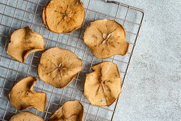 IMAGO Creative: Herbst, Kulinarische Klassiker Top view of slices of dried apples on oven tray against blurred gray background Model Released AnnaBogush_ID15976_486415_012 Copyright: xAnnaxBogushx