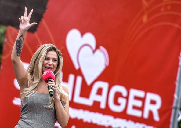 Oranienburg SchlagerHammer 2023 in Oranienburg 05.08.2023Entertainment Musik, SchlagerHammer 2023 v.l. Marie Reim wird mit dem Schlager-Radio-Nachwuchspreis ausgezeichnet bei der grossen Schlager Radio Sommerparty im Schlosspark Oranienburg. *** Oranienburg SchlagerHammer 2023 in Oranienburg 05 08 2023Entertainment Music, SchlagerHammer 2023 v l Marie Reim is awarded the Schlager Radio Young Talent Award at the big Schlager Radio Summer Party in the Oranienburg Castle Park Copyright: xLakomskix Eibner-Pressefotox EP_dli