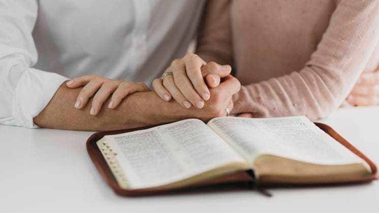  Ehemann und Frau lesen gemeinsam die Bibel *** Husband and Woman read jointly the Bible Copyright: imageBROKER/OleksandrxLatkun ibxole09451567.jpg ,model released, Symbolfoto ,property released
