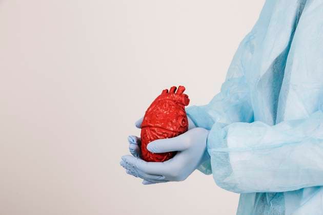 Creative Highlights Symbolbilder Chirurgin mit Herz *** Surgeon with Heart Copyright: imageBROKER/OleksandrxLatkun ibxole09451723.jpg ,model released, Symbolfoto ,property released