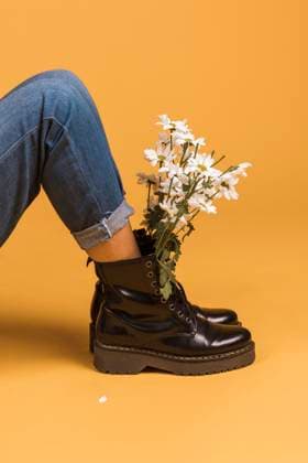 Creative Highlights Symbolbilder Sitzende weibliche Beine Stiefel mit Blumen innen *** Sitting Female Legs Boots with Flowers inside Copyright: imageBROKER/OleksandrxLatkun ibxole09452085.jpg