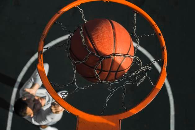 Creative Highlights Symbolbilder Basketball fällt durch den Ring *** Basketball falls through the Ring Copyright: imageBROKER/OleksandrxLatkun ibxole09452215.jpg ,model released, Symbolfoto ,property released