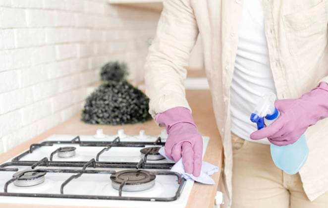 IMAGO Creative: Frühjahrsputz Mann desinfiziert Herd *** Man disinfected Stove Copyright: imageBROKER/OleksandrxLatkun ibxole09452300.jpg ,model released, Symbolfoto ,property released