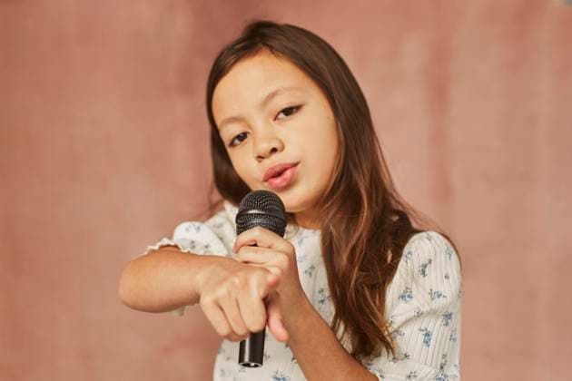 Creative Highlights Symbolbilder Kleines Mädchen lernt zu Hause das Singen *** Little one Girls learns to House the Singing Copyright: imageBROKER/OleksandrxLatkun ibxole09452632.jpg ,model released, Symbolfoto ,property released
