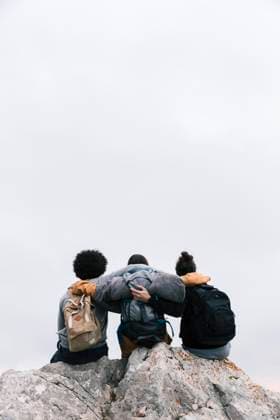 Creative Highlights Symbolbilder Drei Freunde mit ihren Armen um einen sitzenden Berg *** Three Friends with their Poor at a sitting mountain Copyright: imageBROKER/OleksandrxLatkun ibxole09453668.jpg ,model released, Symbolfoto ,property released