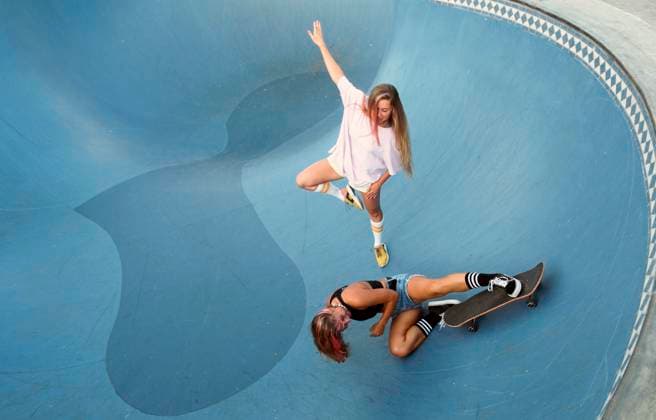 Creative Highlights Symbolbilder Zwei Freundinnen haben Spaß beim Skateboardfahren *** Two Friends have Fun at Skateboarding Copyright: imageBROKER/OleksandrxLatkun ibxole09453776.jpg ,model released, Symbolfoto ,property released