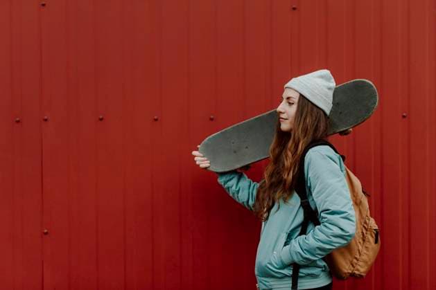 Creative Highlights Symbolbilder Schöne Skaterin hält ihr Skateboard *** Beauty Skater holds their Skateboard Copyright: imageBROKER/OleksandrxLatkun ibxole09453837.jpg ,model released, Symbolfoto ,property released