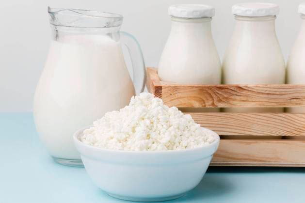 Nahaufnahme Milchkännchen mit frischem Hüttenkäse *** Close-up Milk jug with fresh Cottage cheese Copyright: imageBROKER OleksandrxLatkun ibxole09458358.jpg