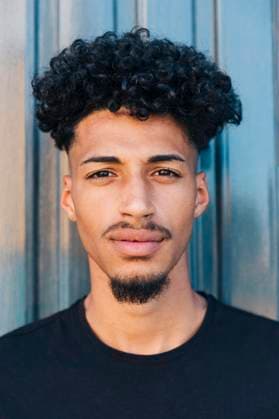Creative Highlights Symbolbilder Selbstbewusster ethnischer Mann mit lockigem Haar *** more self-confident ethnic Man with lockigem Hair Copyright: imageBROKER/OleksandrxLatkun ibxole09458432.jpg ,model released, Symbolfoto ,property released