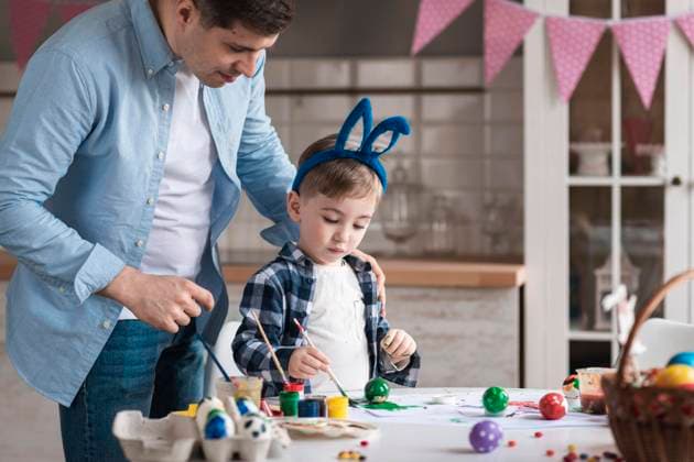Vater lehrt kleinen Jungen, wie man Ostereier bemalt *** Father teaches small Boys, like Man Easter eggs painted Copyright: imageBROKER OleksandrxLatkun ibxole09458555.jpg ,model released, Symbolfoto ,property released