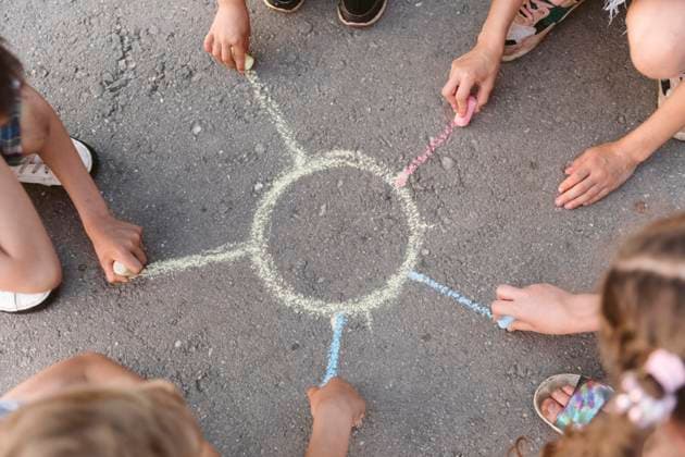 Creative Highlights Symbolbilder Kinder zeichnen Sonne mit Kreide *** Children Drawing Sun with Chalk Copyright: imageBROKER/OleksandrxLatkun ibxole09458852.jpg ,model released, Symbolfoto ,property released