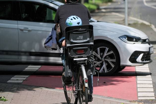 Düsseldorf 07.08.2023 Fahrrad Kindersitz britax Römer Kleinkind Schutzhelm Kinderhelm Helmpflicht Vater Kind Familie Familienausflug Fahrradweg Autoverkehr Fahrradweg Unfallgefahr Strassenkreuzung Düsseldorf Nordrhein-Westfalen Deutschland *** Düsseldorf 07 08 2023 bicycle child seat britax Römer toddler safety helmet child helmet helmet duty father child family family outing bicycle lane car traffic bicycle lane accident danger street crossing Düsseldorf North Rhine Westphalia Germany