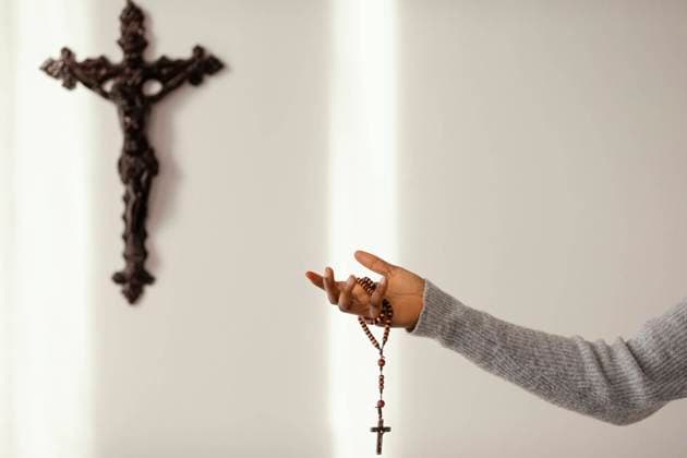  Religiöse Frau betet mit Rosenkranzperlen zu Hause *** religious Woman pray with rosary beads to House Copyright: imageBROKER/OleksandrxLatkun ibxole09459084.jpg ,model released, Symbolfoto ,property released