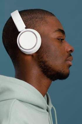 Creative Highlights Symbolbilder Seitenansicht stattlicher Mann mit Kopfhörern *** Side view Stattlicher Man with Headphones Copyright: imageBROKER/OleksandrxLatkun ibxole09459111.jpg ,model released, Symbolfoto ,property released