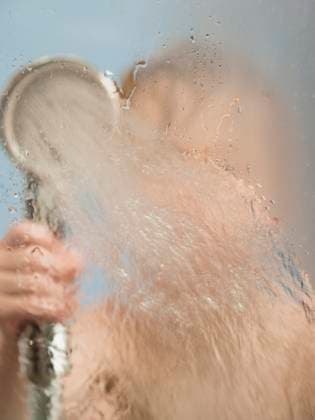 Creative Highlights Symbolbilder Junge mit Duschhaube *** Boy with Shower cap Copyright: imageBROKER/OleksandrxLatkun ibxole09459663.jpg ,model released, Symbolfoto ,property released