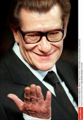 Yves Saint-Laurent Dies at 72 Lionel Hahn ABACA. 19578-2. Paris, France, 12 07 2000. Autumn-Winter 2000 2001 Haute Couture Collections. Yves Saint-Laurent catwalk.  Copyright: xHahnxLionel ABACAx 19578_02 HahnxLionel ABACAx 19578_02