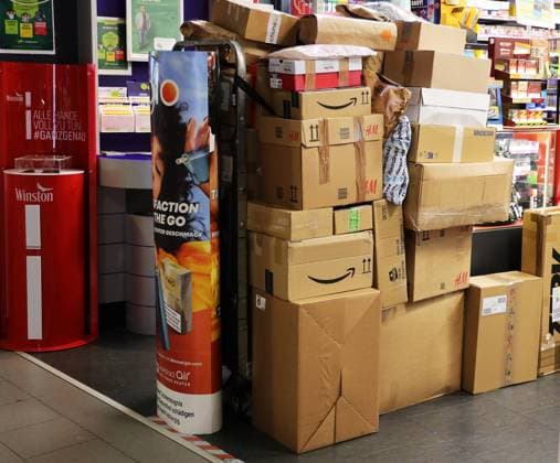 07.08.2023, Deutschland, NRW, Paketversand, Retouren Pakete in einem Kiosk, Retoure, Paket, DHL, Hermes, DPD, GLS, NRW Deutschland *** 07 08 2023, Germany, NRW, parcel shipping, returns parcels in a kiosk, returns, parcel, DHL, Hermes, DPD, GLS, NRW Germany Copyright: xSnowfieldxPhotographyx SF070823RetourenD