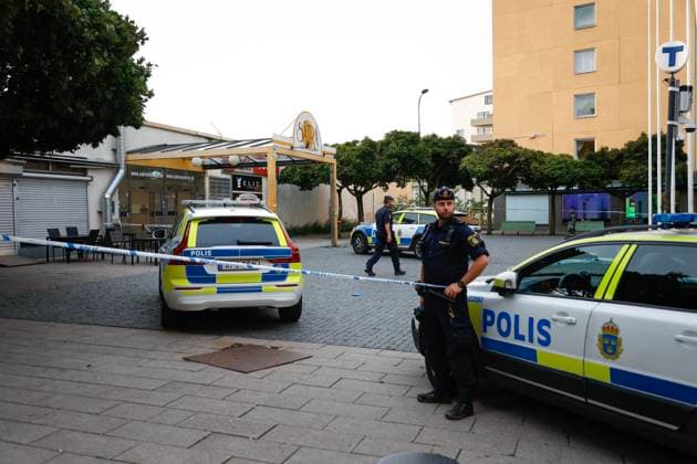 Schweden, Polizei-Ermittlungen nach Schießerei in Stockholm STOCKHOLM 20230807 Polis pa plats i Sätra i sydvästra Stockholm efter ett larm om skottlossning i pa mandagkvällen vid 19-tiden. En person anträffades skadad. Stockholm Sverige x12140x *** STOCKHOLM 20230807 Police at the scene in Sätra in southwestern Stockholm following a report of gunfire in the area on Monday evening at 7pm One person was found injured Stockholm Sweden x12140x  Copyright: xRobinxBäckman TTx SKOTTLOSSNING SÄTRA TTABB0000000000205304