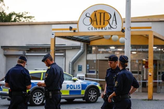 Schweden, Polizei-Ermittlungen nach Schießerei in Stockholm STOCKHOLM 20230807 Polis pa plats i Sätra i sydvästra Stockholm efter ett larm om skottlossning i pa mandagkvällen vid 19-tiden. En person anträffades skadad. Stockholm Sverige x12140x *** STOCKHOLM 20230807 Police at the scene in Sätra in southwestern Stockholm following a report of gunfire in the area on Monday evening at 7pm One person was found injured Stockholm Sweden x12140x  Copyright: xRobinxBäckman TTx SKOTTLOSSNING SÄTRA TTABB0000000000205306