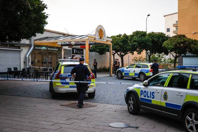 Schweden, Polizei-Ermittlungen nach Schießerei in Stockholm STOCKHOLM 20230807 Polis pa plats i Sätra i sydvästra Stockholm efter ett larm om skottlossning i pa mandagkvällen vid 19-tiden. En person anträffades skadad. Stockholm Sverige x12140x *** STOCKHOLM 20230807 Police at the scene in Sätra in southwestern Stockholm following a report of gunfire in the area on Monday evening at 7pm One person was found injured Stockholm Sweden x12140x  Copyright: xRobinxBäckman TTx SKOTTLOSSNING SÄTRA TTABB0000000000205308