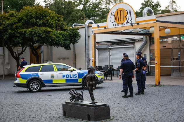 Schweden, Polizei-Ermittlungen nach Schießerei in Stockholm STOCKHOLM 20230807 Polis pa plats i Sätra i sydvästra Stockholm efter ett larm om skottlossning i pa mandagkvällen vid 19-tiden. En person anträffades skadad. Stockholm Sverige x12140x *** STOCKHOLM 20230807 Police at the scene in Sätra in southwestern Stockholm following a report of gunfire in the area on Monday evening at 7pm One person was found injured Stockholm Sweden x12140x  Copyright: xRobinxBäckman TTx SKOTTLOSSNING SÄTRA TTABB0000000000205309