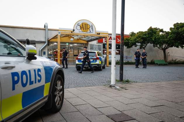 Schweden, Polizei-Ermittlungen nach Schießerei in Stockholm STOCKHOLM 20230807 Polis pa plats i Sätra i sydvästra Stockholm efter ett larm om skottlossning i pa mandagkvällen vid 19-tiden. En person anträffades skadad. Stockholm Sverige x12140x *** STOCKHOLM 20230807 Police at the scene in Sätra in southwestern Stockholm following a report of gunfire in the area on Monday evening at 7pm One person was found injured Stockholm Sweden x12140x  Copyright: xRobinxBäckman TTx SKOTTLOSSNING SÄTRA TTABB0000000000205311
