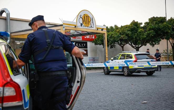 Schweden, Polizei-Ermittlungen nach Schießerei in Stockholm STOCKHOLM 20230807 Polis pa plats i Sätra i sydvästra Stockholm efter ett larm om skottlossning i pa mandagkvällen vid 19-tiden. En person anträffades skadad. Stockholm Sverige x12140x *** STOCKHOLM 20230807 Police at the scene in Sätra in southwestern Stockholm following a report of gunfire in the area on Monday evening at 7pm One person was found injured Stockholm Sweden x12140x  Copyright: xRobinxBäckman TTx SKOTTLOSSNING SÄTRA TTABB0000000000205312