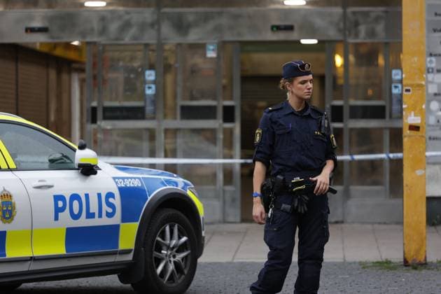 Schweden, Polizei-Ermittlungen nach Schießerei in Stockholm STOCKHOLM 20230807 Polis pa plats i Sätra i sydvästra Stockholm efter ett larm om skottlossning i pa mandagkvällen vid 19-tiden. En person anträffades skadad. Stockholm Sverige x12140x *** STOCKHOLM 20230807 Police at the scene in Sätra in southwestern Stockholm following a report of gunfire in the area on Monday evening at 7pm One person was found injured Stockholm Sweden x12140x  Copyright: xRobinxBäckman TTx SKOTTLOSSNING SÄTRA TTABB0000000000205316