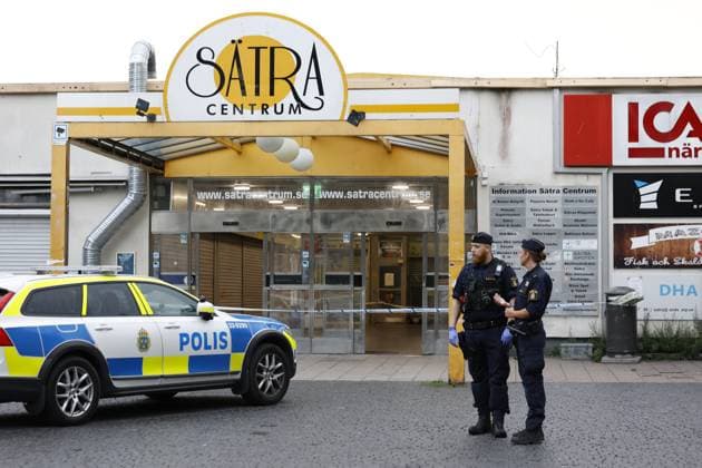 Schweden, Polizei-Ermittlungen nach Schießerei in Stockholm STOCKHOLM 20230807 Polis pa plats i Sätra i sydvästra Stockholm efter ett larm om skottlossning i pa mandagkvällen vid 19-tiden. En person anträffades skadad. Stockholm Sverige x12140x *** STOCKHOLM 20230807 Police at the scene in Sätra in southwestern Stockholm following a report of gunfire in the area on Monday evening at 7pm One person was found injured Stockholm Sweden x12140x  Copyright: xRobinxBäckman TTx SKOTTLOSSNING SÄTRA TTABB0000000000205321