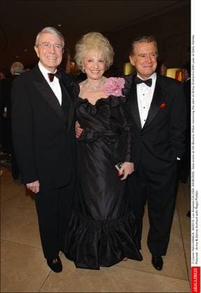 34257 06 Lionel Hahn ABACA. 34257-6. Los Angeles-CA-USA. 04 26 2002. Gala event at the Beverly Hilton honoring the start of Army Archerd s 50th year at Daily Variety.Pictured : Army & Selma Archerd with Regis Philbin  Copyright: xHahnxLionel ABACAx 34257_06 HahnxLionel ABACAx 34257_06