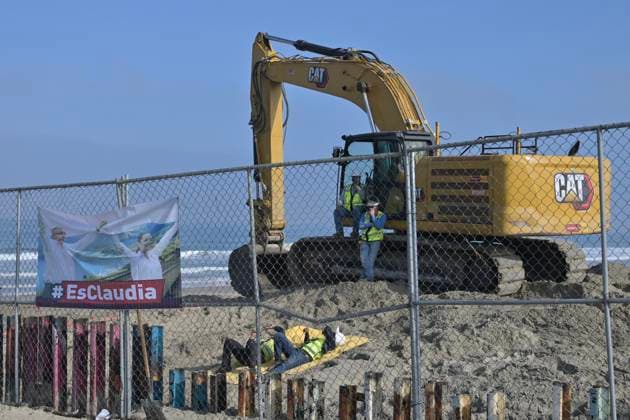 August 7, 2023, Tijuana, Baja California, Mexico: Border construction continues on the Playas de Tijuana beach border that divides California and Tijuana. Cranes and construction workers have begun dismantling some of the primary fencing along the beach that goes into the Pacific Ocean. 30-foot fence panels will replace the older fencing just like secondary fencing which is now completed. Tijuana Mexico - ZUMAm180 20230807_zip_m180_015 Copyright: xCarlosxA.xMorenox