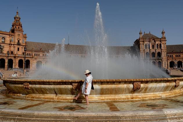 News Themen der Woche KW32 News Bilder des Tages Orange Heat Warning Across Spain Tourists cool off in the fountain of the Plaza de Espana, in full heat wave on August 07, 2023 in Seville, Andalusia, Spain. The State Meteorological Agency (Aemet) has activated this Tuesday the orange warning for high temperatures, from 13.00 to 21.00 hours in Seville. Photo by Eduardo Briones Europa Press ABACAPRESS.COM Seville Andalusia Spain  Copyright: xEuropaxPress ABACAx 863335_008 EuropaxPress ABACAx 863335_008