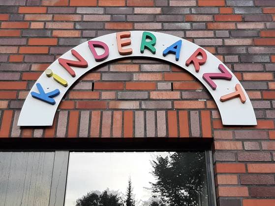 Kinderarzt Henstedt-Ulzburg Schleswig-Holstein Deutschland *** Pediatrician Henstedt Ulzburg Schleswig Holstein Germany Copyright: xLobeca RHx