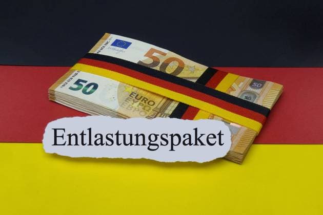 Deutschlandfahne mit Geldbündel und Entlastungspaket Deutschlandfahne mit Geldbündel und Entlastungspaket, 08.08.2023, Borkwalde, Brandenburg, Auf einer Deutschlandfahne liegt ein Geldbündel mit dem Schriftzug Entlastungspaket. *** Germany flag with money bundle and relief package Germany flag with money bundle and relief package, 08 08 2023, Borkwalde, Brandenburg, On a Germany flag lies a money bundle with the lettering relief package