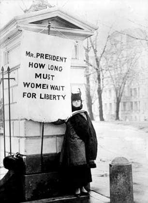 Suffragette holding Protest Banner Mr. President How Long Must Women Wait for Liberty? , Washington DC, USA, Harris & Ewing, 1917  Copyright: xCircaxImagesx ghi-circa01085
